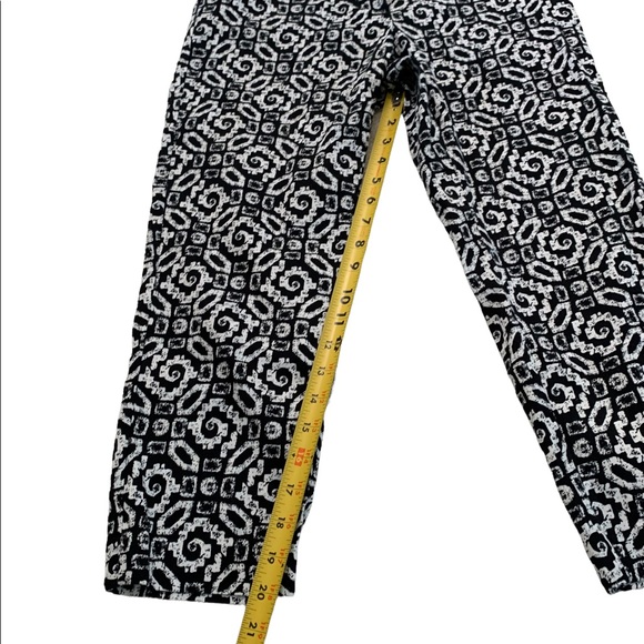 Ruby Rd. Black & White Capri Pants Size 4P - Picture 5 of 13